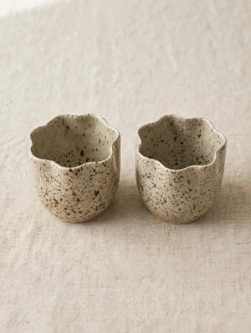 Lot de 2 mugs sans anse en céramique artisanale – Grès moucheté, forme fleur – 300 ml