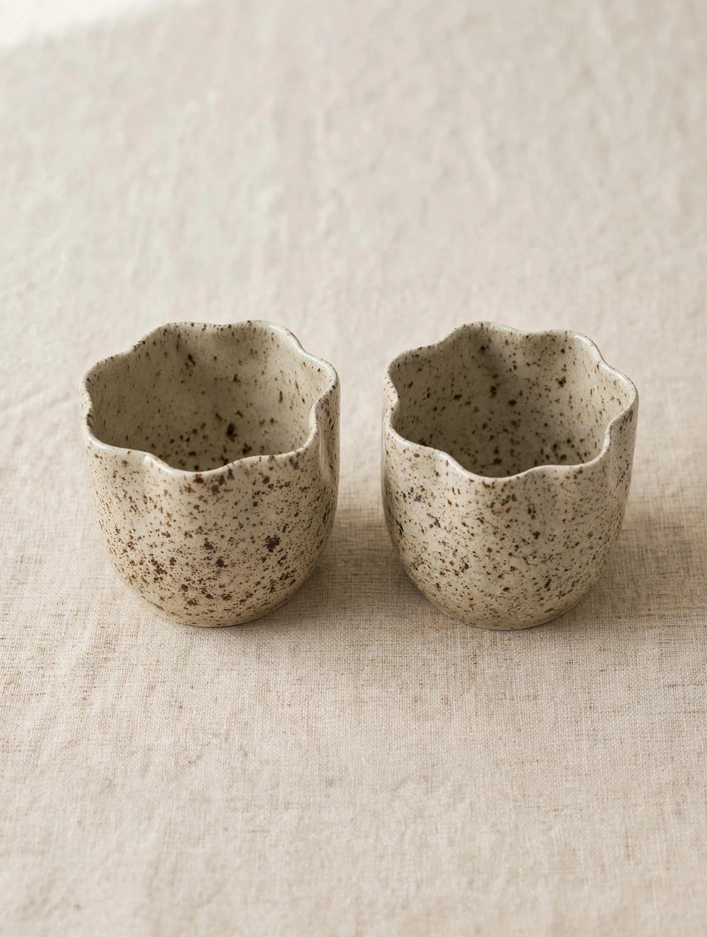 Lot de 2 mugs sans anse en céramique artisanale – Grès moucheté, forme fleur – 300 ml