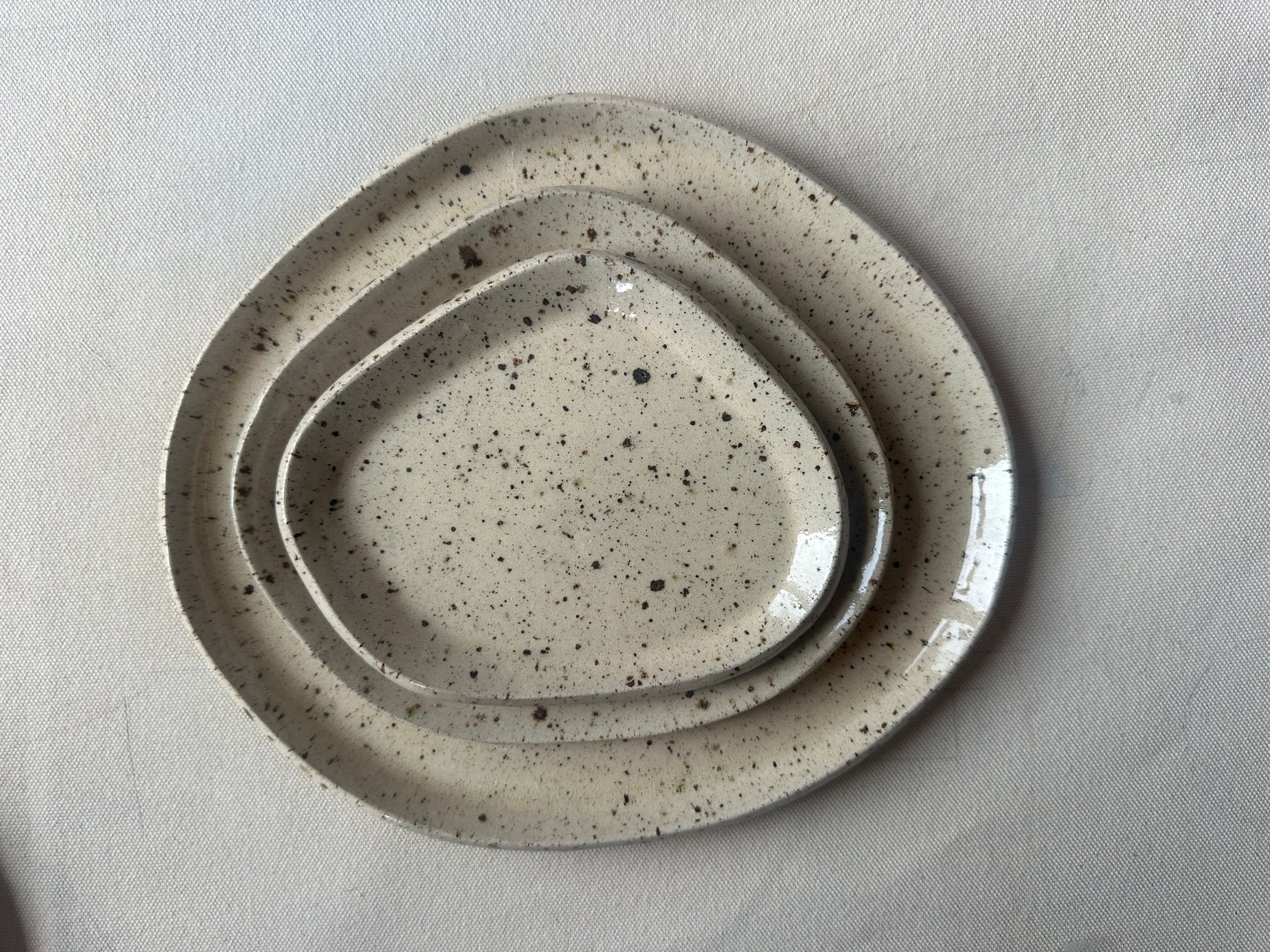Assiette en céramique artisanale – Grès moucheté, forme galet – Petite (S) – Fait main