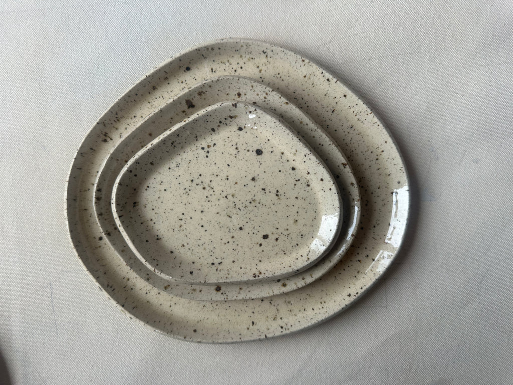 Assiette en céramique artisanale – Grès moucheté, forme galet – Grande (L) – Fait main