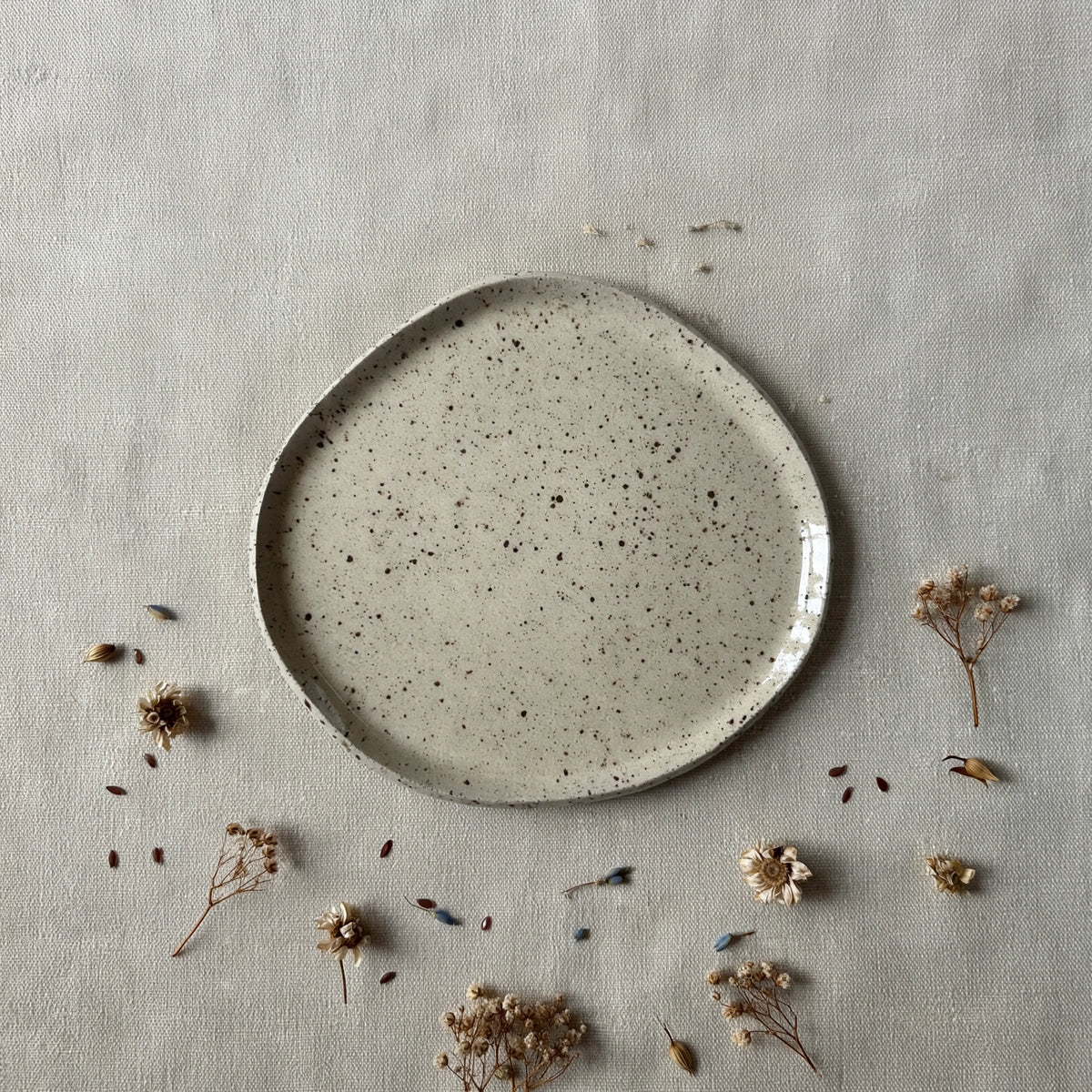 Assiette en céramique artisanale – Grès moucheté, forme galet – Grande (L) – Fait main