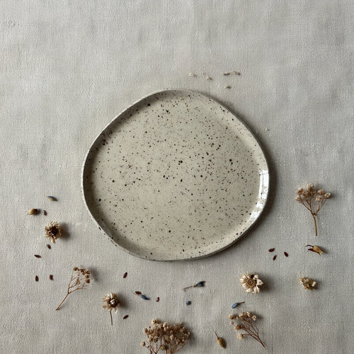 Assiette en céramique artisanale – Grès moucheté, forme galet – Grande (L) – Fait main