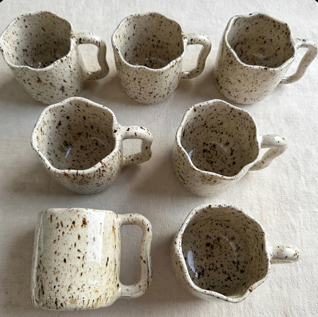 Mug avec anse en céramique artisanale - Grès moucheté, forme fleur - 200 ml