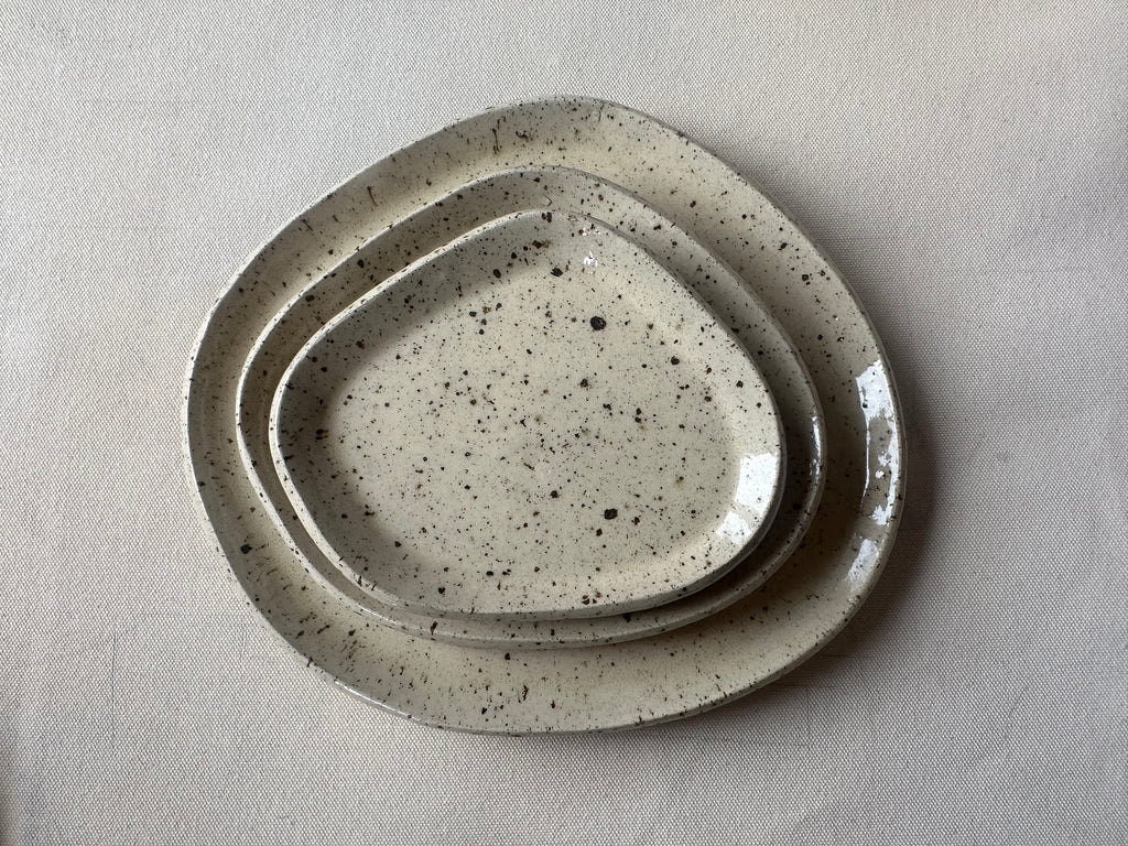Lot de 3 assiettes en céramique artisanale – Grès moucheté, formes galet L-M-S – Fait main