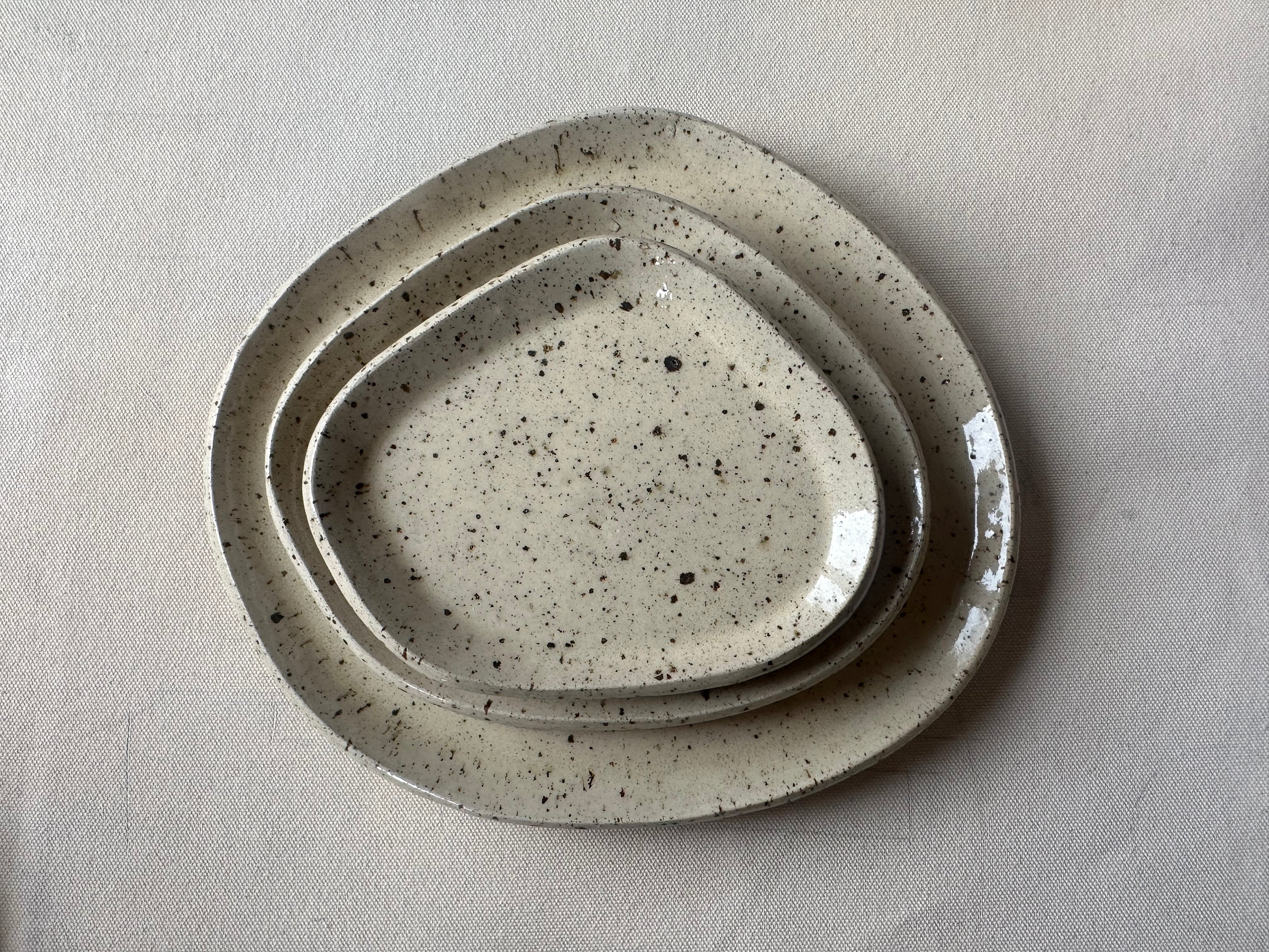 Lot de 3 assiettes en céramique artisanale – Grès moucheté, formes galet L-M-S – Fait main