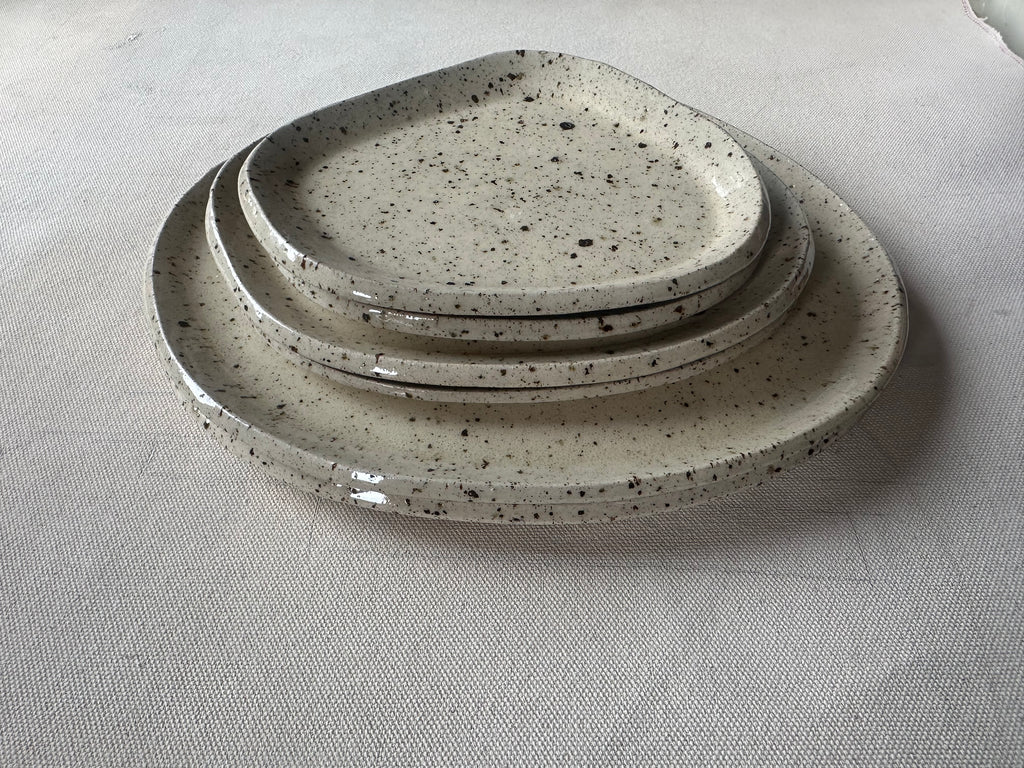 Lot de 3 assiettes en céramique artisanale – Grès moucheté, formes galet L-M-S – Fait main