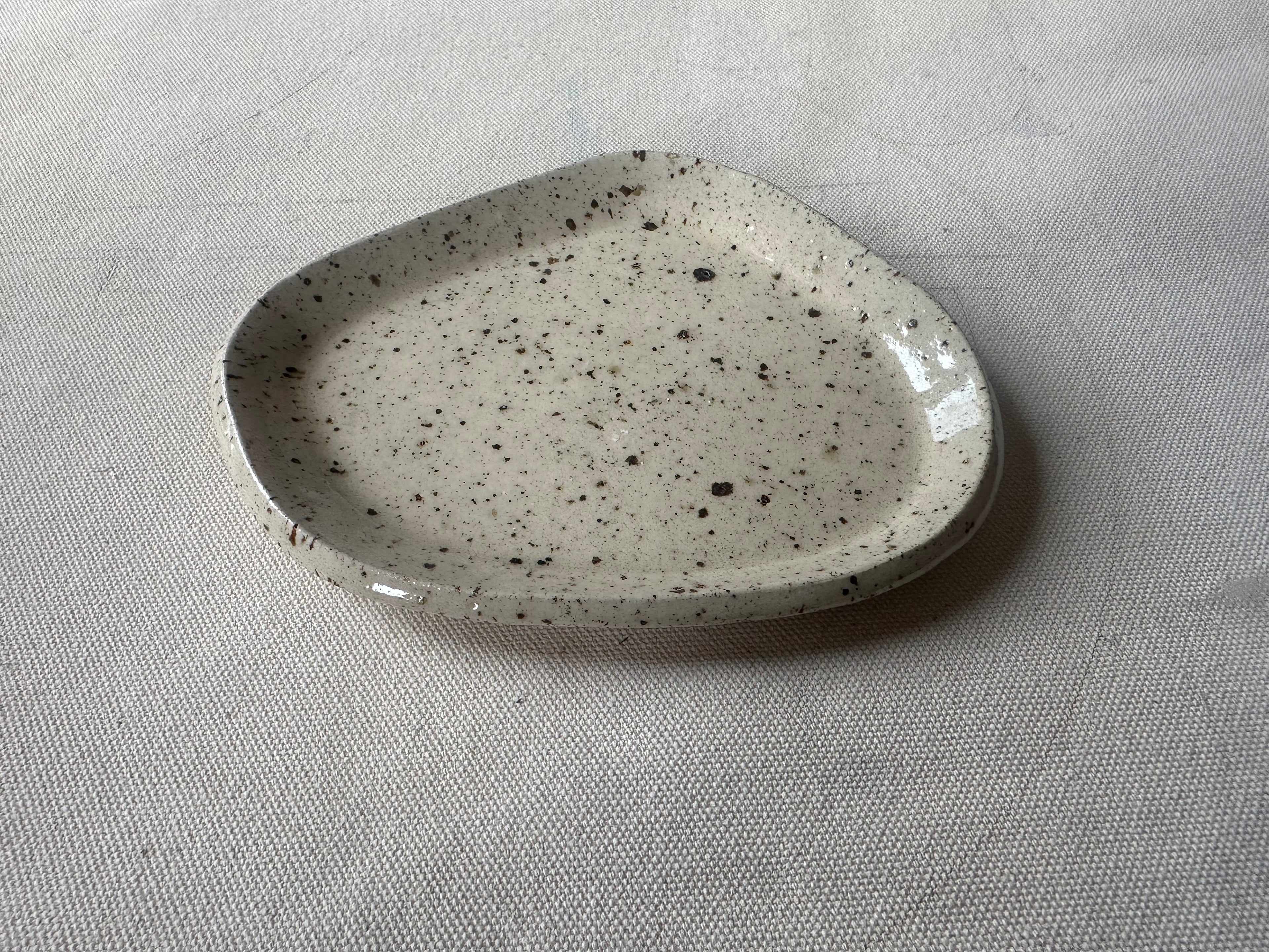Assiette en céramique artisanale – Grès moucheté, forme galet – Petite (S) – Fait main
