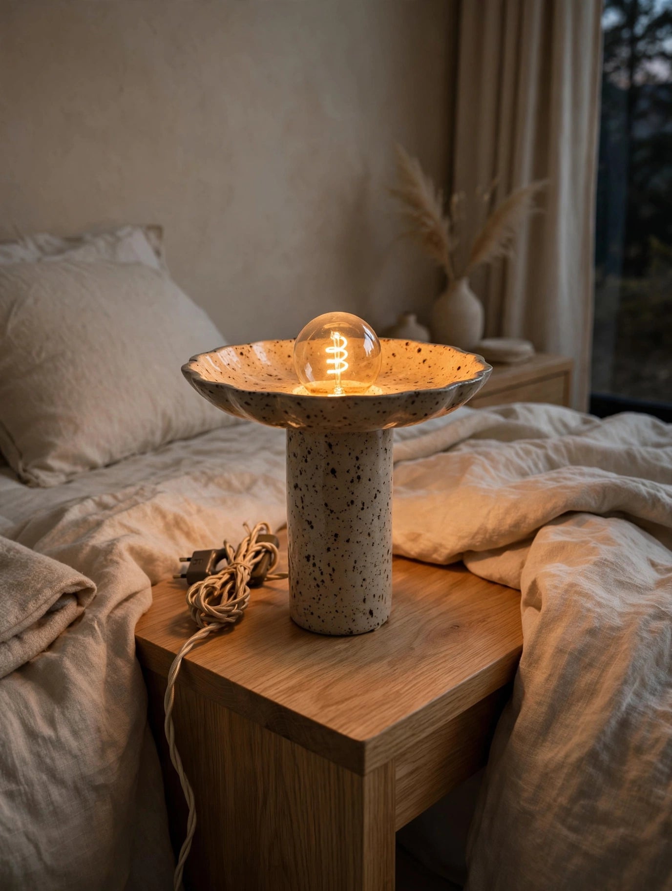 Lampe à poser en céramique artisanale – Grès moucheté, forme fleur – H24 cm