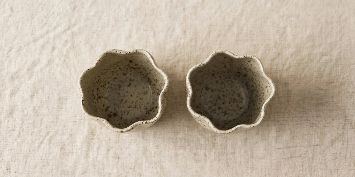 Lot de 2 mugs sans anse en céramique artisanale – Grès moucheté, forme fleur – 300 ml