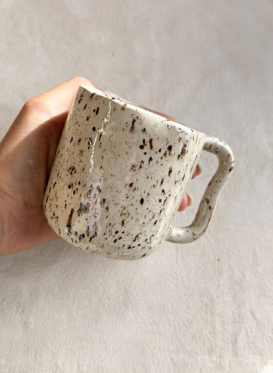 Mug avec anse en céramique artisanale - Grès moucheté, forme fleur - 200 ml
