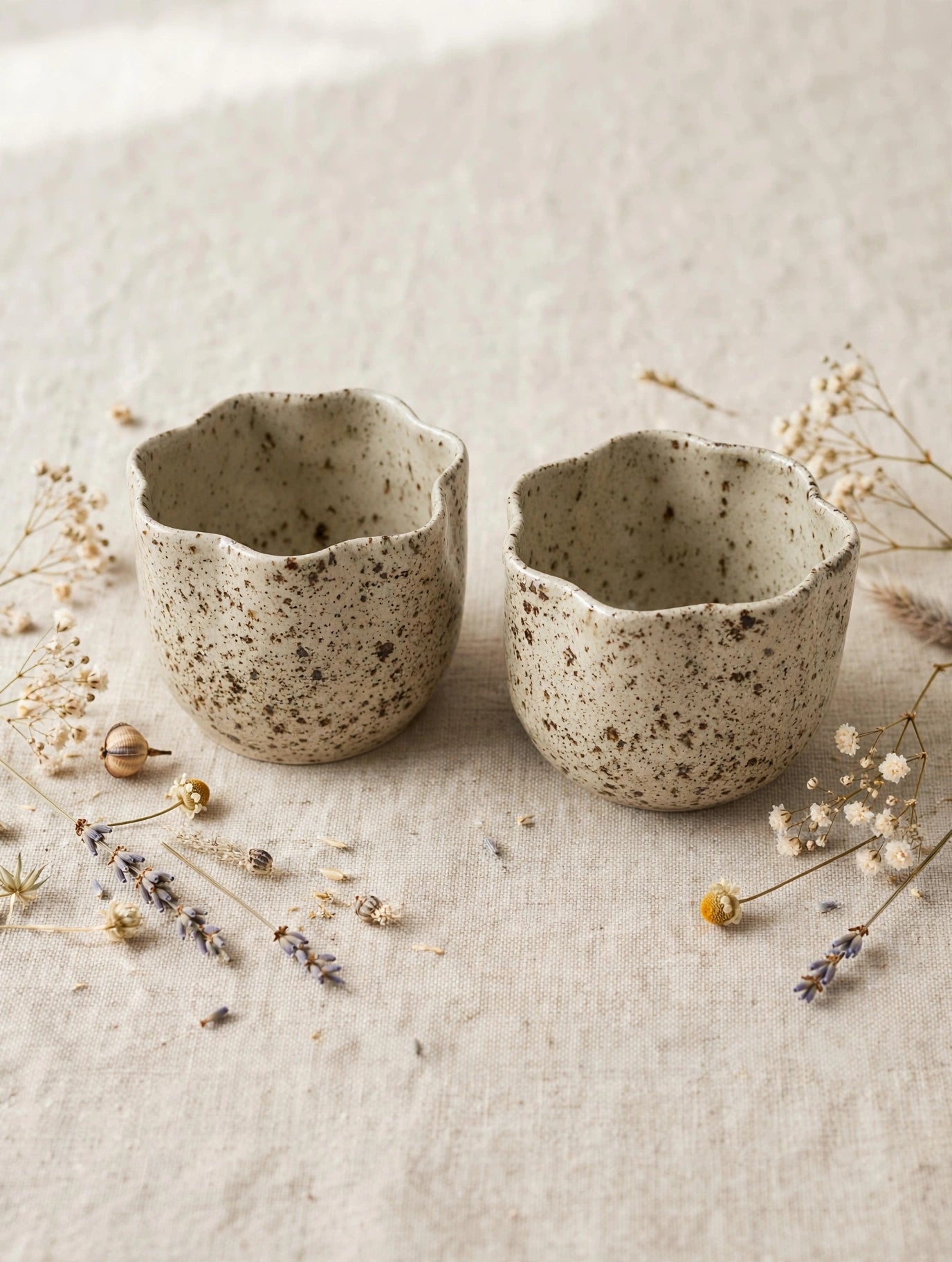 Lot de 2 mugs sans anse en céramique artisanale – Grès moucheté, forme fleur – 300 ml