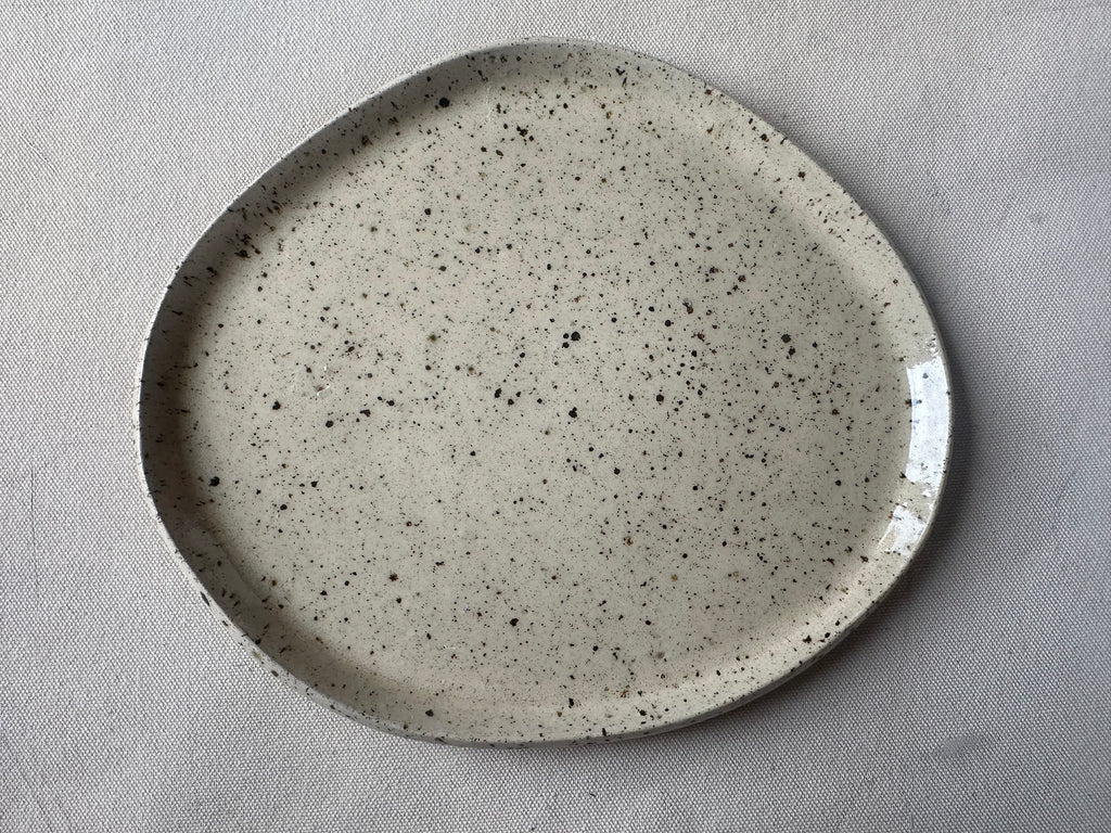 Assiette en céramique artisanale – Grès moucheté, forme galet – Grande (L) – Fait main