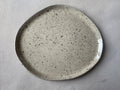 Assiette en céramique artisanale – Grès moucheté, forme galet – Grande (L) – Fait main