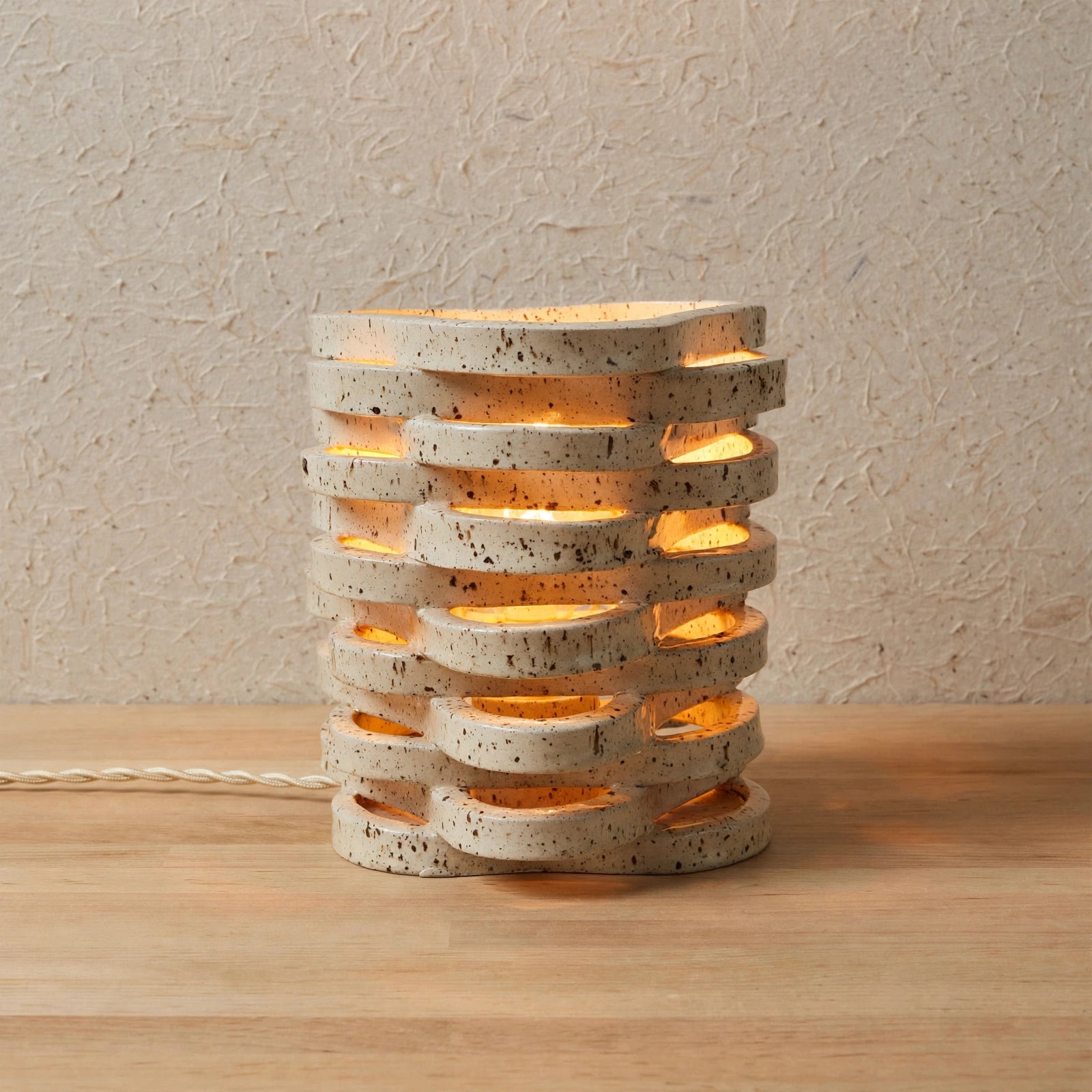 Lampe à poser en céramique ajourée – Grès chamotté fait main – H22 cm