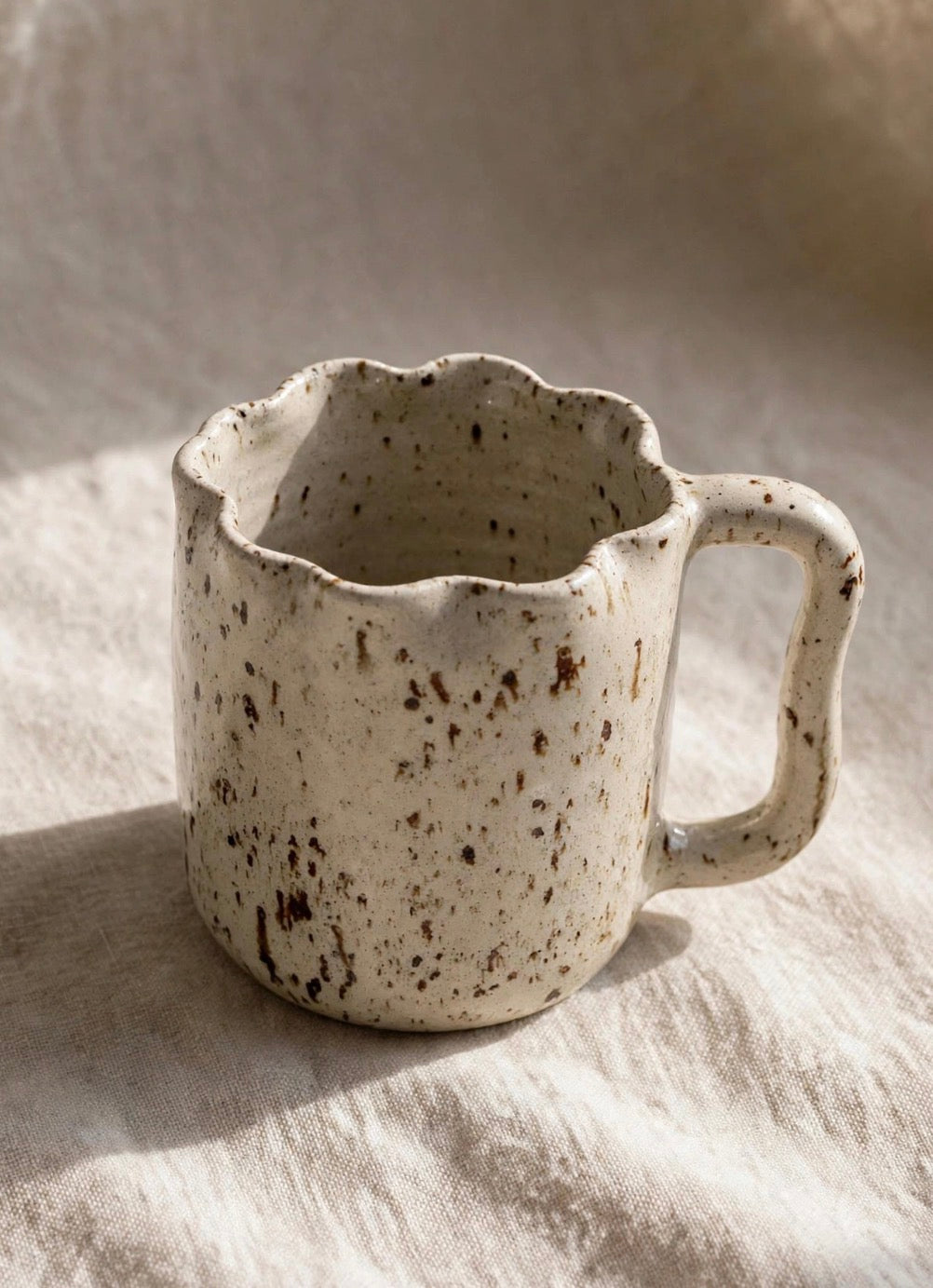 Mug avec anse en céramique artisanale - Grès moucheté, forme fleur - 200 ml