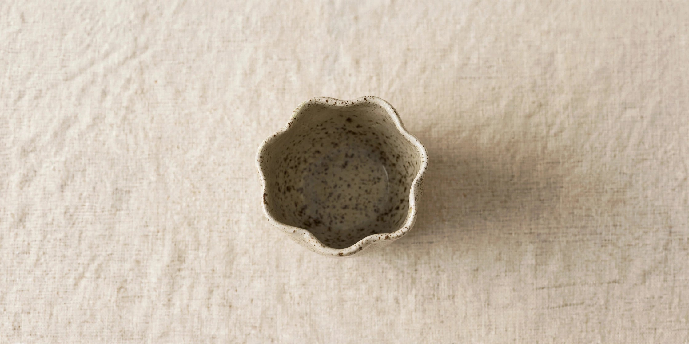 Mug sans anse en céramique artisanale – Grès moucheté, forme fleur – 300 ml
