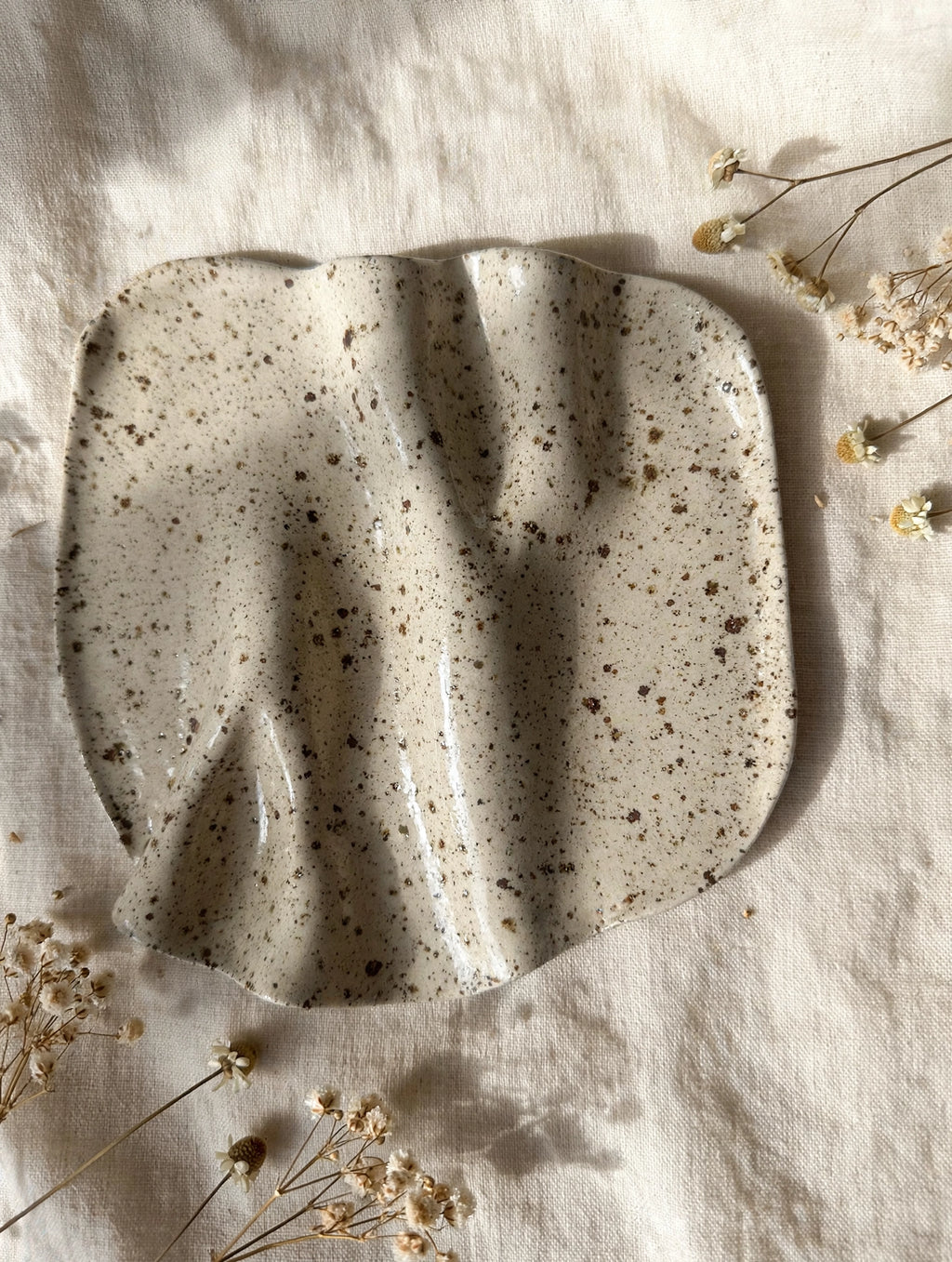 Plateau apéritif en céramique – Grès moucheté ondulé fait main – 24x23 cm