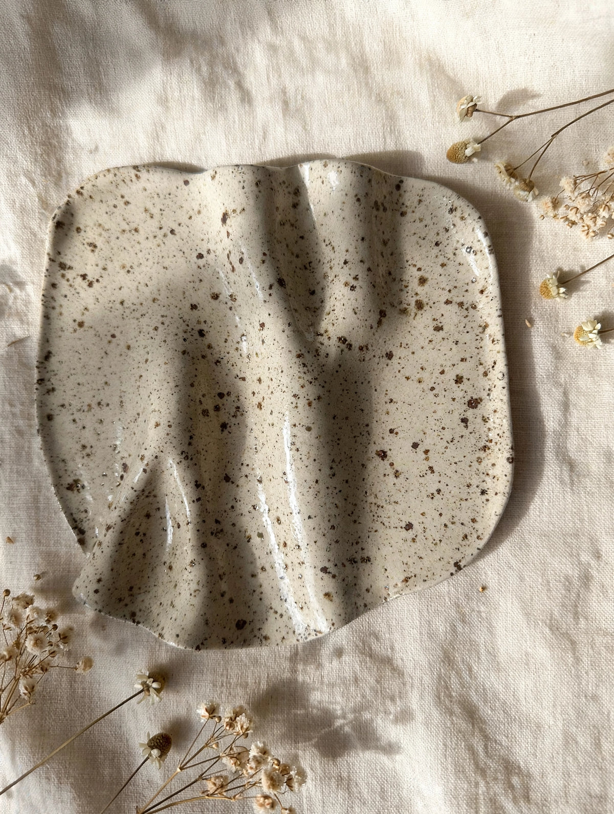 Plateau apéritif en céramique – Grès moucheté ondulé fait main – 24x23 cm