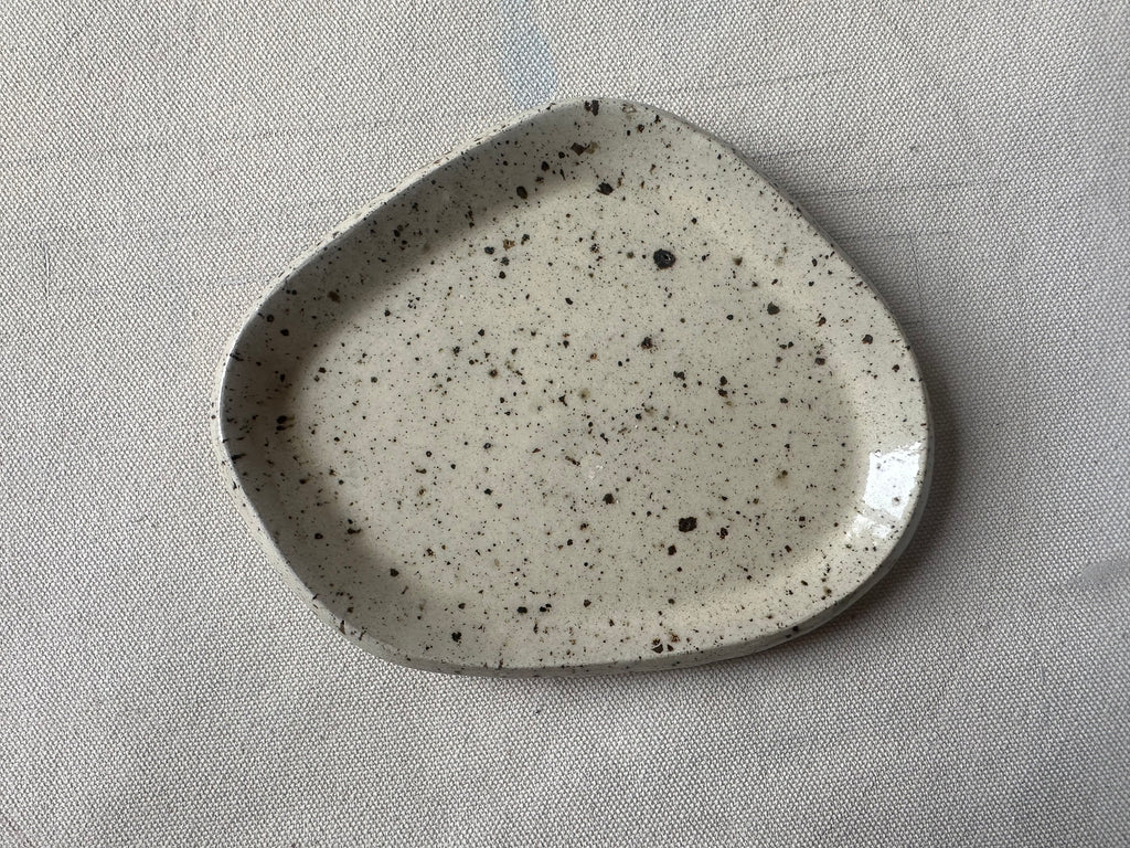 Assiette en céramique artisanale – Grès moucheté, forme galet – Petite (S) – Fait main