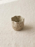 Mug sans anse en céramique artisanale – Grès moucheté, forme fleur – 300 ml