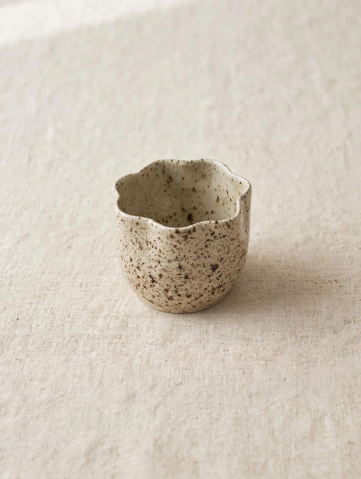 Mug sans anse en céramique artisanale – Grès moucheté, forme fleur – 300 ml