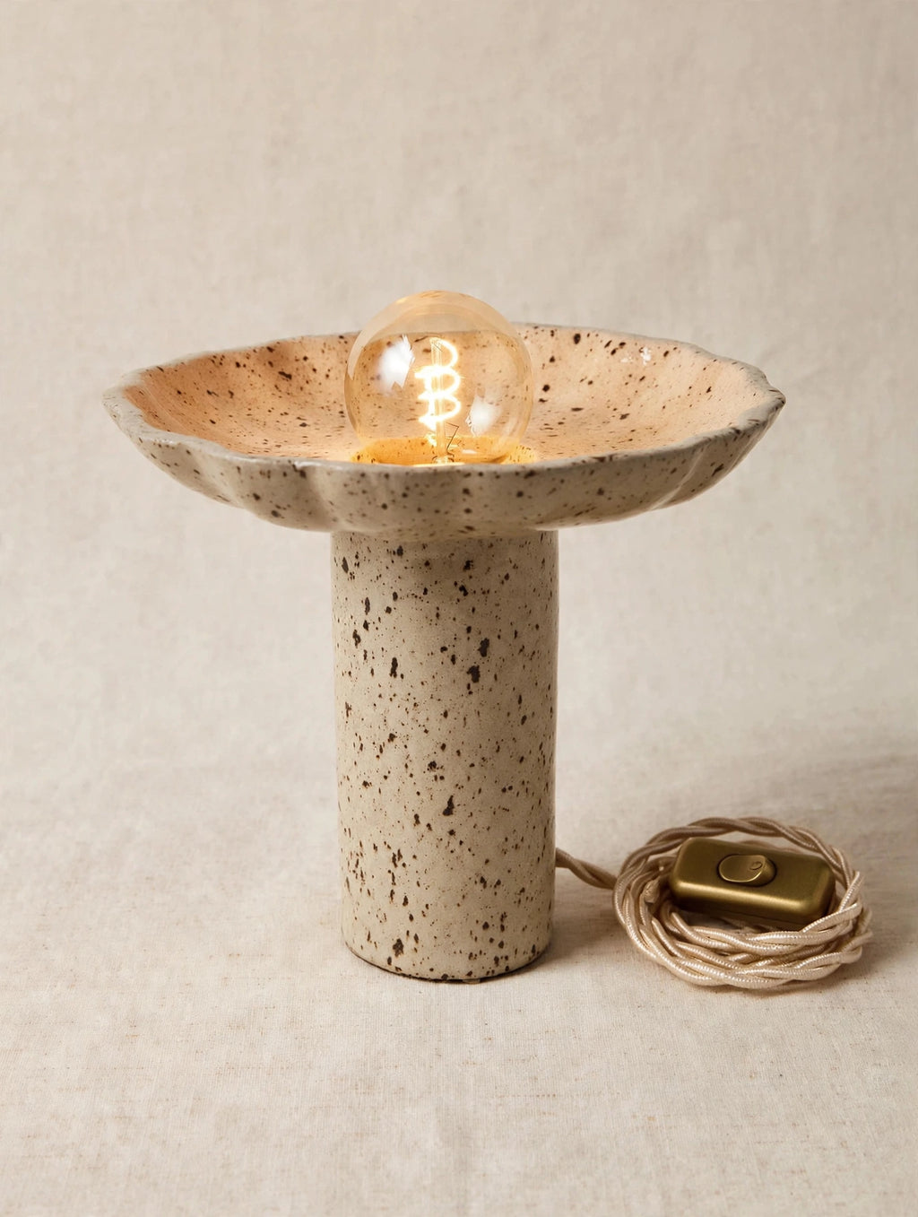 Lampe à poser en céramique artisanale – Grès moucheté, forme fleur – H24 cm