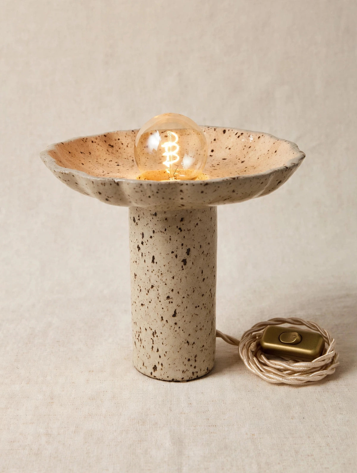 Lampe à poser en céramique artisanale – Grès moucheté, forme fleur – H24 cm
