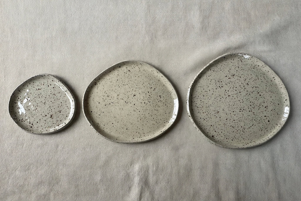 Lot de 3 assiettes en céramique artisanale – Grès moucheté, formes galet L-M-S – Fait main