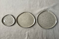 Lot de 3 assiettes en céramique artisanale – Grès moucheté, formes galet L-M-S – Fait main