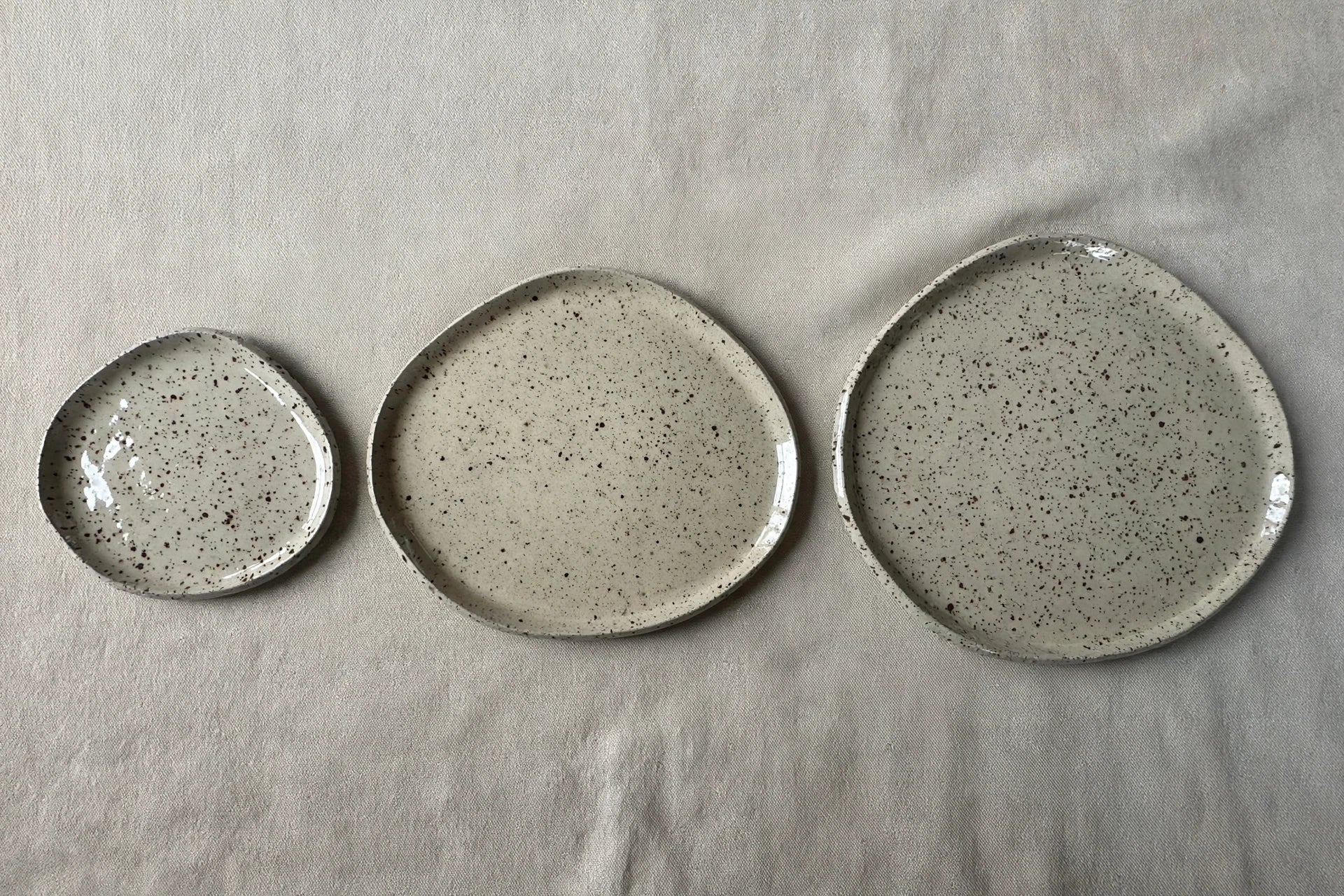 Lot de 3 assiettes en céramique artisanale – Grès moucheté, formes galet L-M-S – Fait main