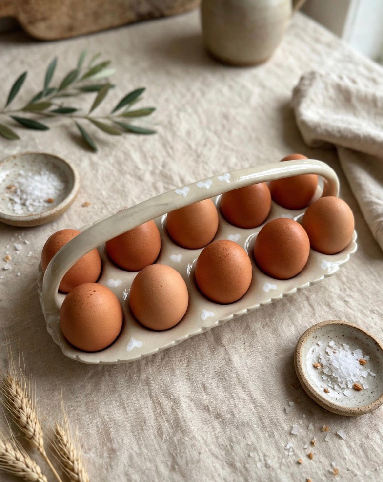 Porte-œufs en céramique artisanale – Grès beige festonné, 10 œufs – Fait main Savoie