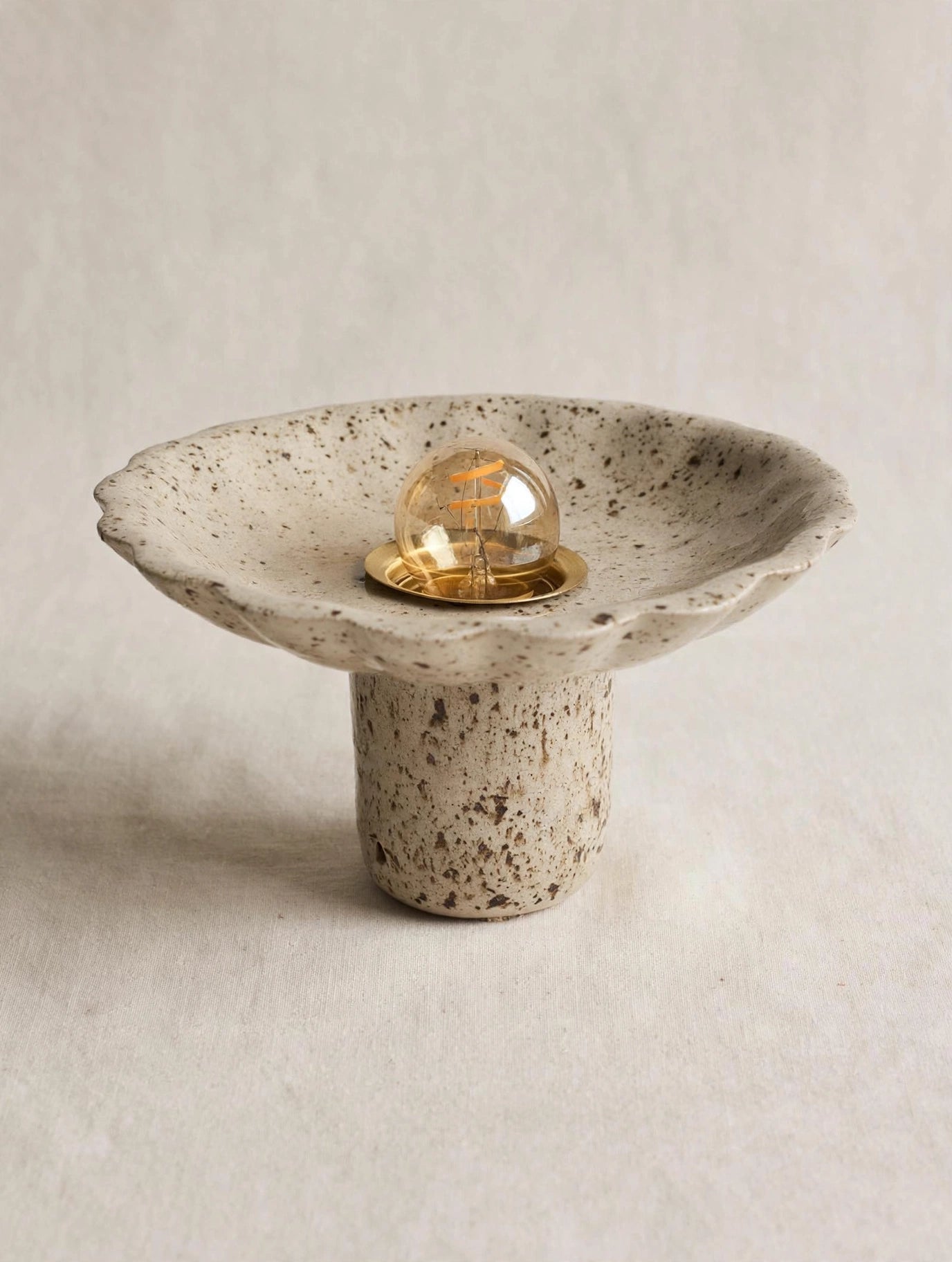 Lampe à poser en céramique artisanale – Grès moucheté, forme fleur – H10 cm