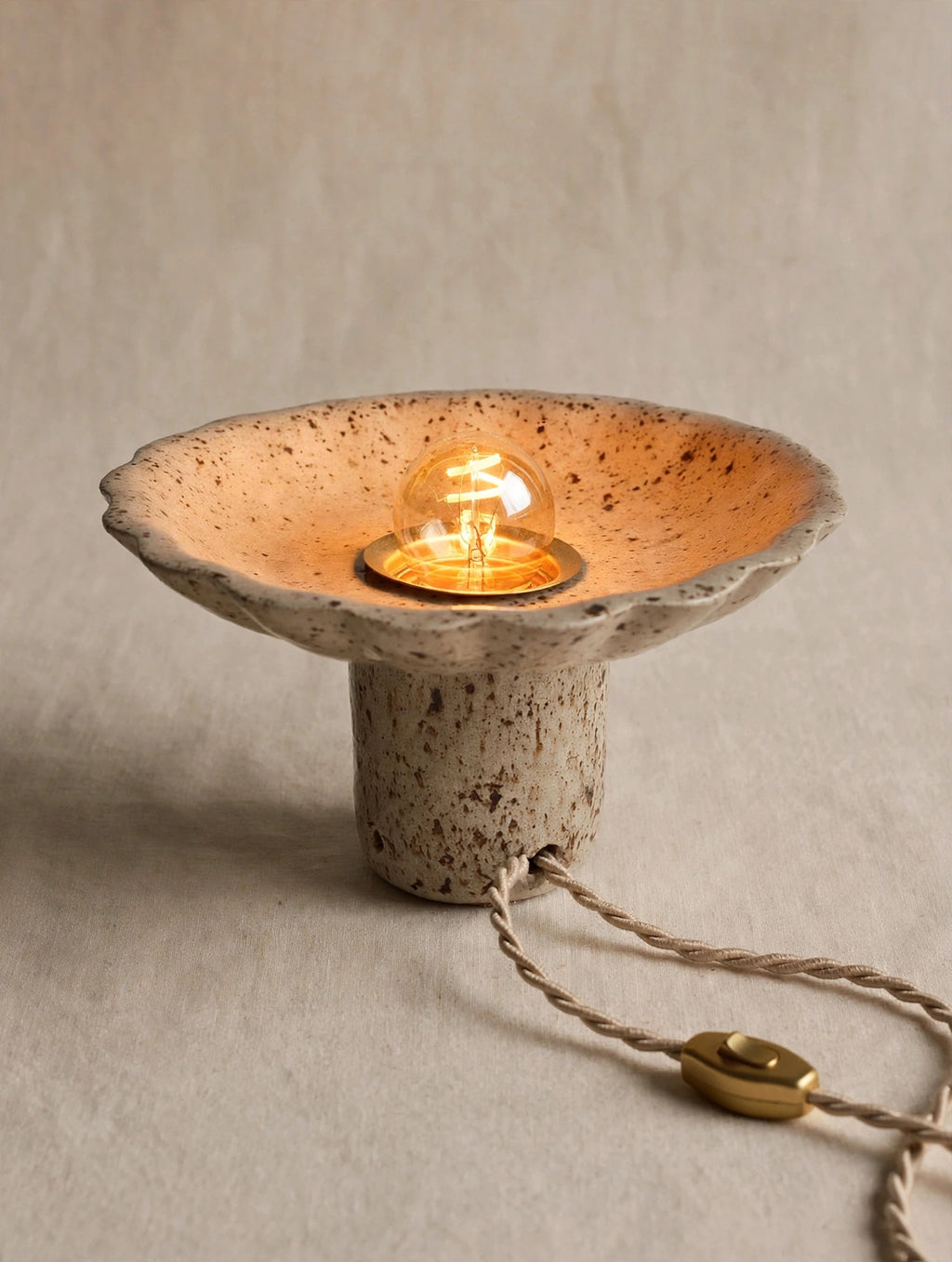Lampe à poser en céramique artisanale – Grès moucheté, forme fleur – H10 cm