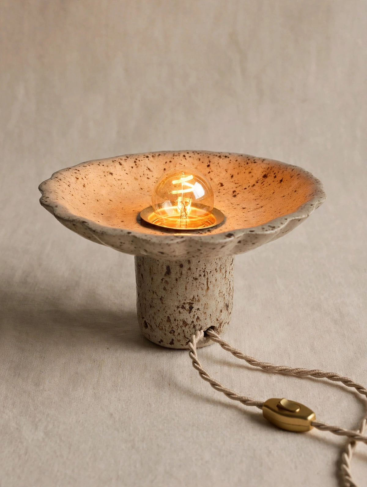 Lampe à poser en céramique artisanale – Grès moucheté, forme fleur – H10 cm