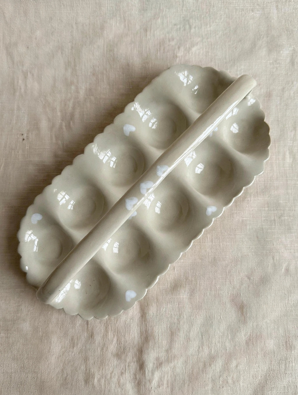 Porte-œufs en céramique artisanale – Grès beige festonné, 10 œufs – Fait main Savoie