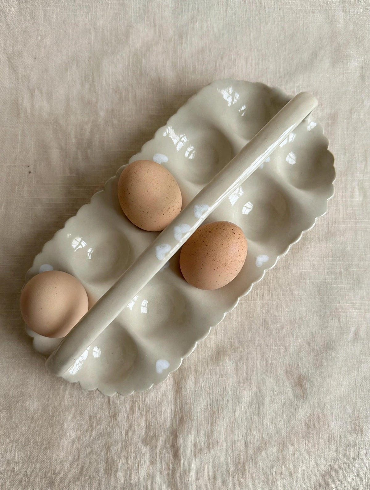 Porte-œufs en céramique artisanale – Grès beige festonné, 10 œufs – Fait main Savoie