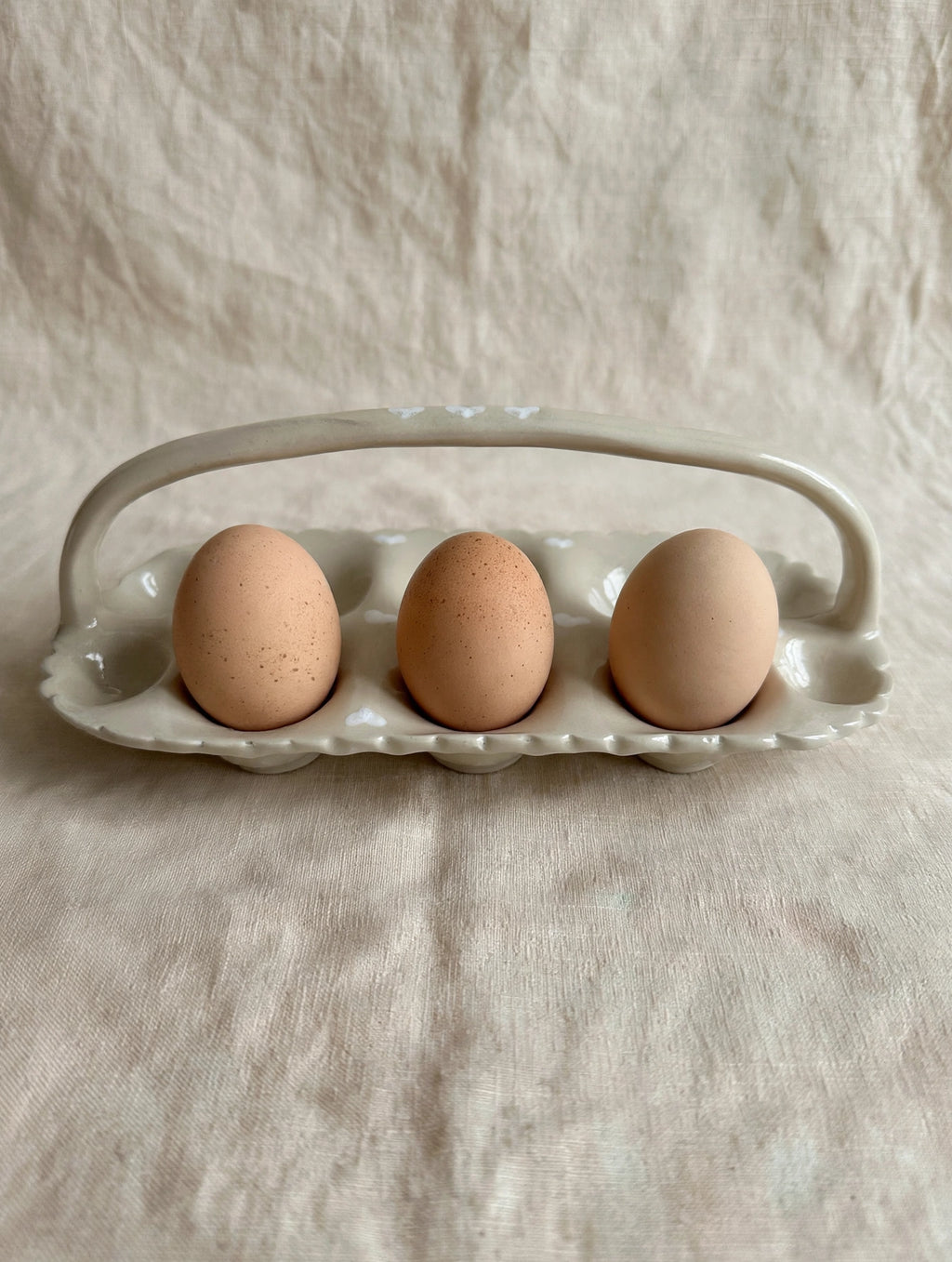 Porte-œufs en céramique artisanale – Grès beige festonné, 10 œufs – Fait main Savoie