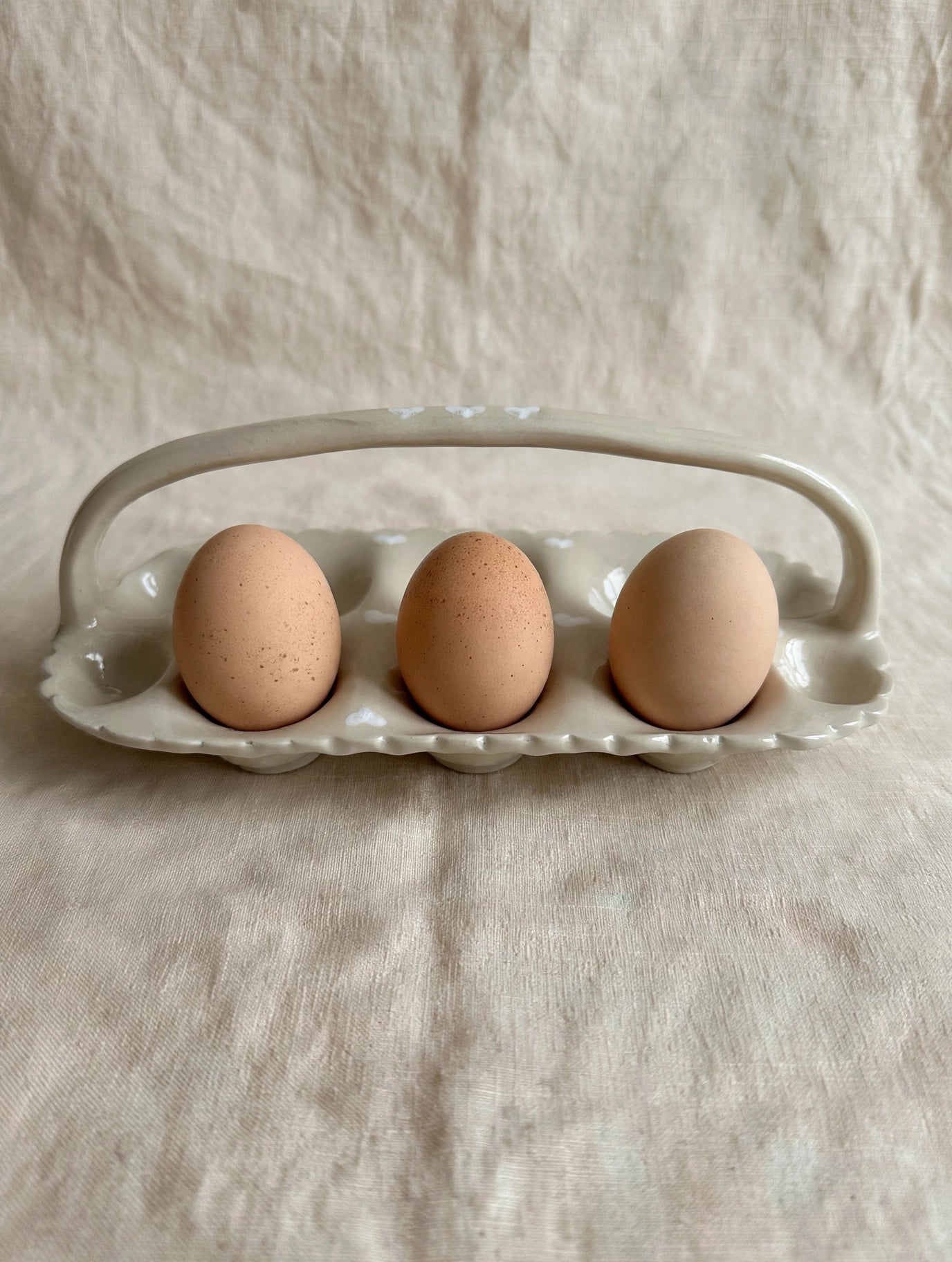 Porte-œufs en céramique artisanale – Grès beige festonné, 10 œufs – Fait main Savoie