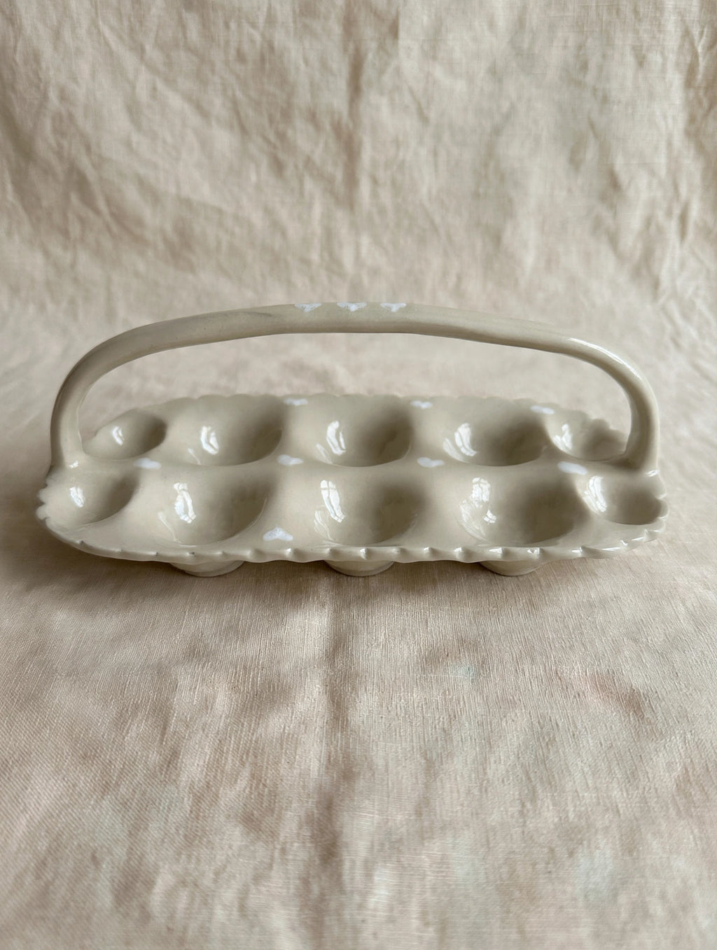 Porte-œufs en céramique artisanale – Grès beige festonné, 10 œufs – Fait main Savoie