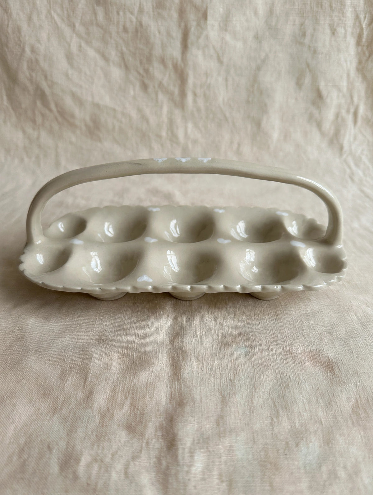 Porte-œufs en céramique artisanale – Grès beige festonné, 10 œufs – Fait main Savoie