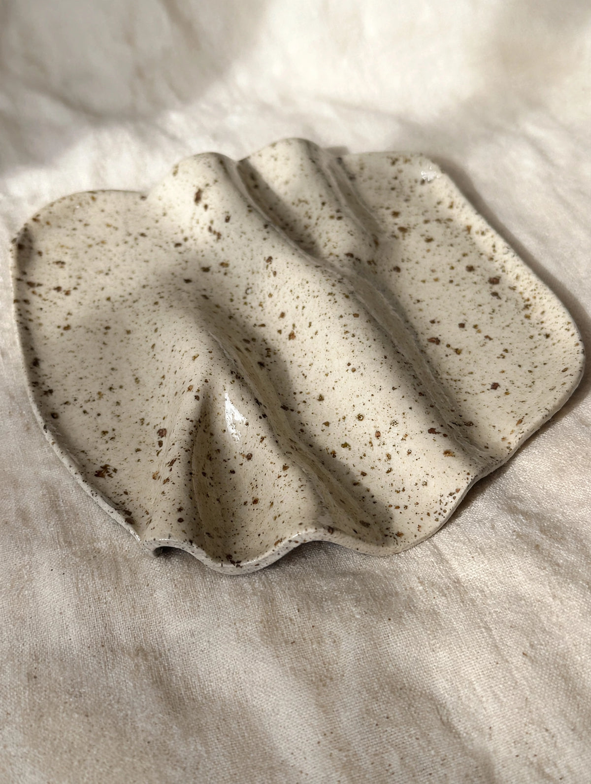 Plateau apéritif en céramique – Grès moucheté ondulé fait main – 24x23 cm